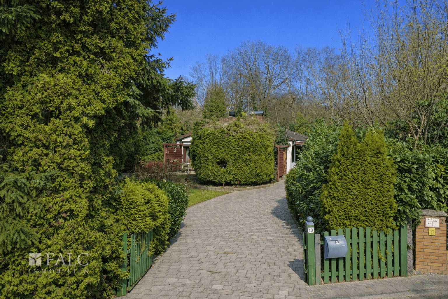 Ansicht auf das parkähnliche Grundstück